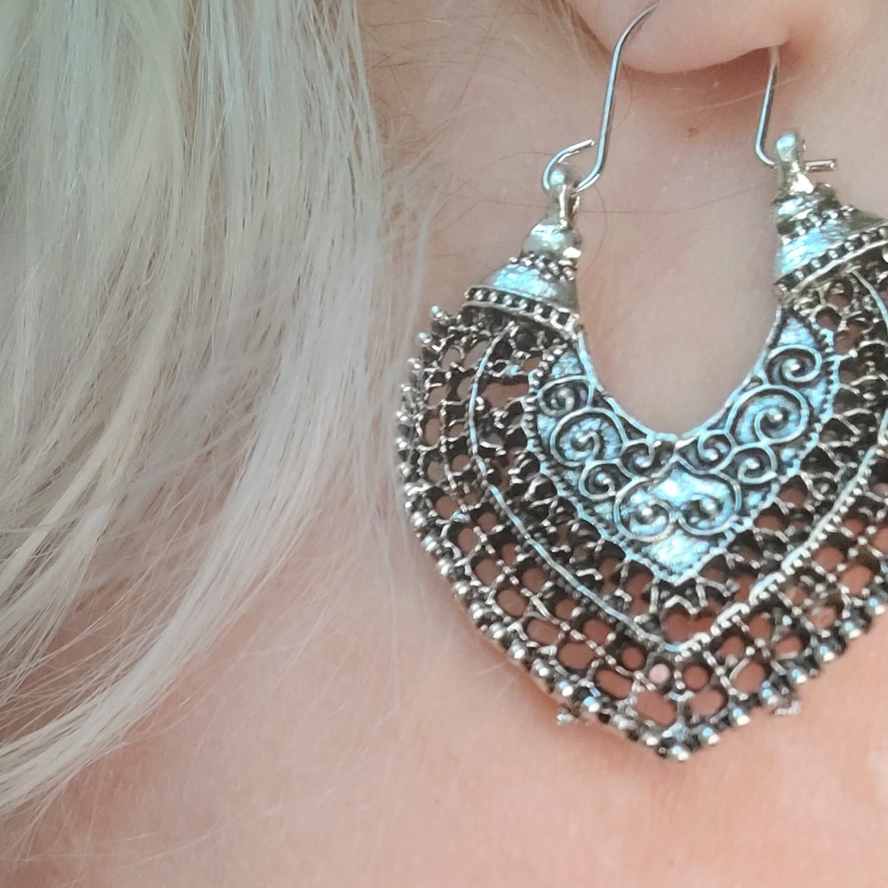 Lace alloy metal heart earrings - Picture 5 of 5